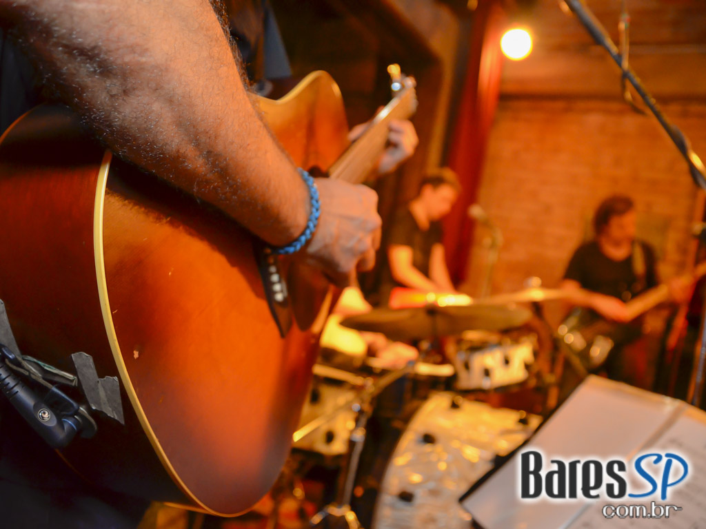 Aline Muniz embalou a noite do público no Madeleine da Vila Madalena Aline Muniz embalou a noite do público no Madeleine da Vila Madalena