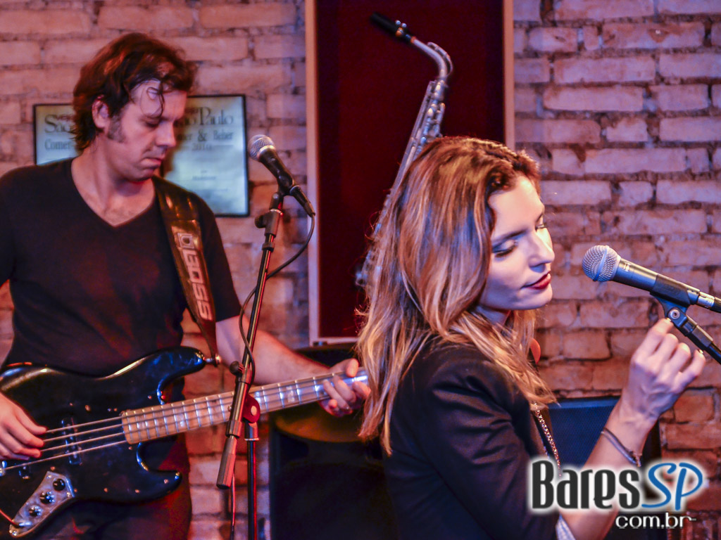 Aline Muniz embalou a noite do público no Madeleine da Vila Madalena Aline Muniz embalou a noite do público no Madeleine da Vila Madalena