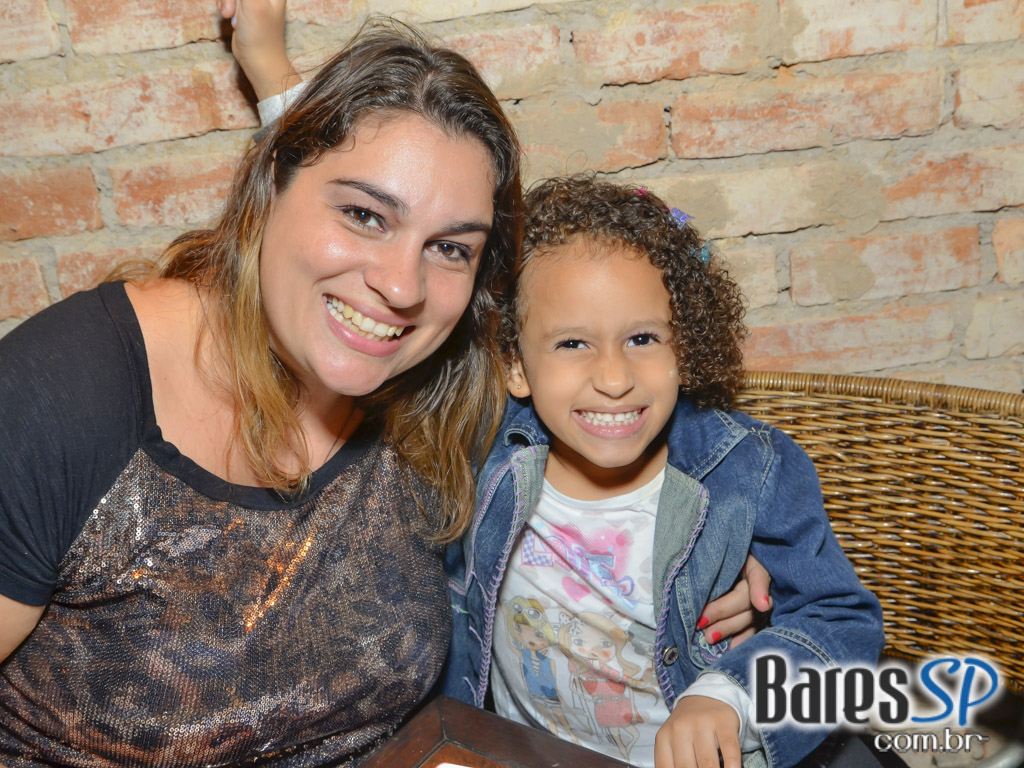 Aline Muniz embalou a noite do público no Madeleine da Vila Madalena Aline Muniz embalou a noite do público no Madeleine da Vila Madalena