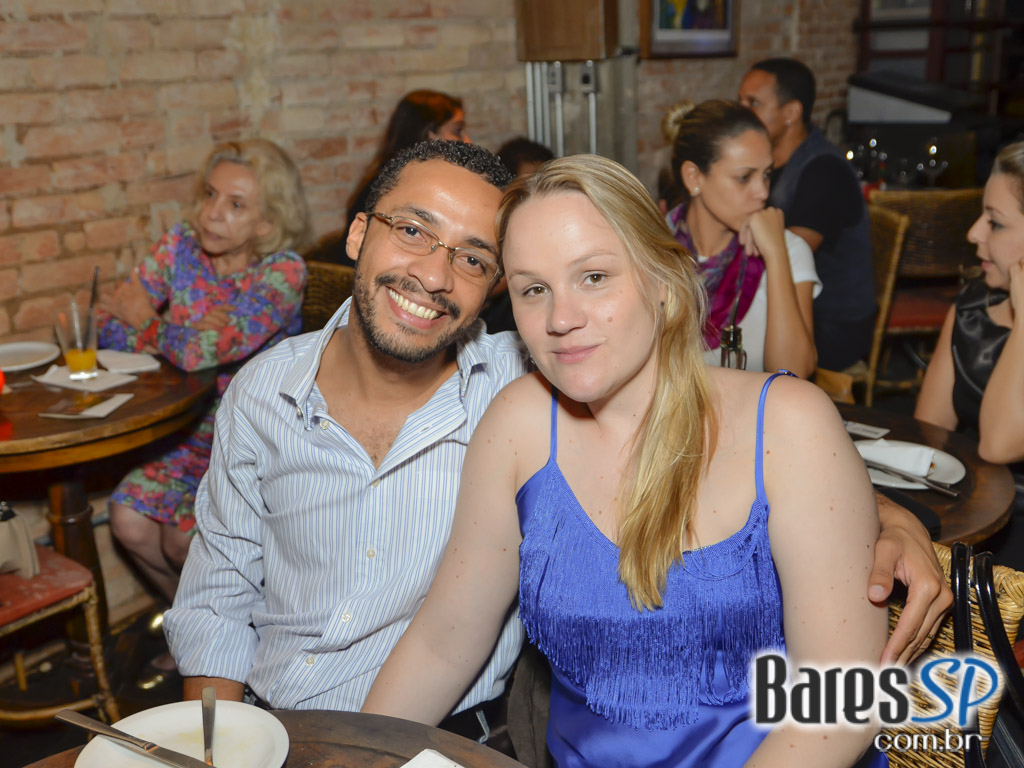 Aline Muniz embalou a noite do público no Madeleine da Vila Madalena Aline Muniz embalou a noite do público no Madeleine da Vila Madalena