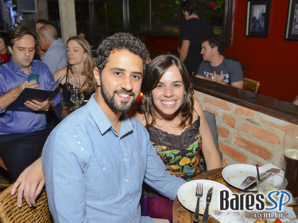 Aline Muniz embalou a noite do público no Madeleine da Vila Madalena Aline Muniz embalou a noite do público no Madeleine da Vila Madalena