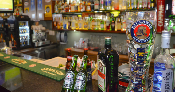 Tribeca Pub ofereceu happy hour com diversas promoções de drinks