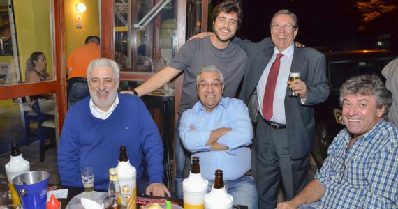 Leporace Bar ofereceu happy hour com diversos drinks e petiscos variados
