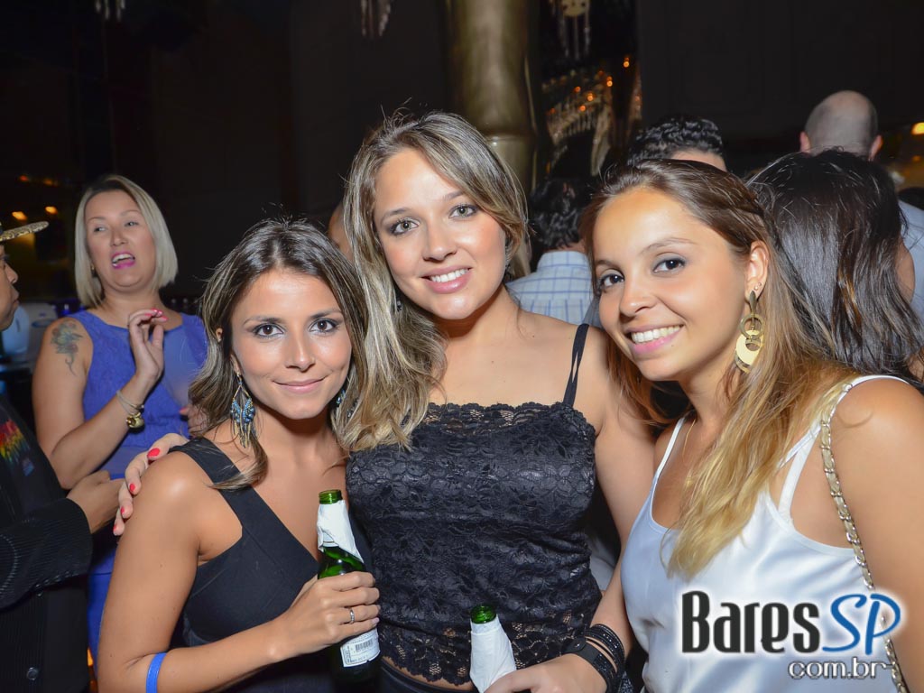 Amigos do Pagode 90 comandaram a véspera de feriado no Club A São Paulo Amigos do Pagode 90 comandaram a véspera de feriado no Club A São Paulo