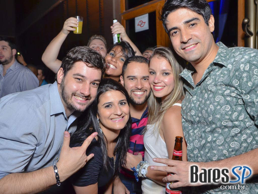 Amigos do Pagode 90 comandaram a véspera de feriado no Club A São Paulo Amigos do Pagode 90 comandaram a véspera de feriado no Club A São Paulo