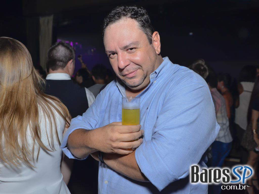 Amigos do Pagode 90 comandaram a véspera de feriado no Club A São Paulo Amigos do Pagode 90 comandaram a véspera de feriado no Club A São Paulo