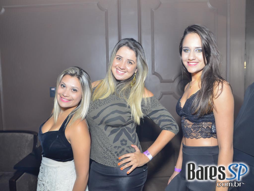 Amigos do Pagode 90 comandaram a véspera de feriado no Club A São Paulo Amigos do Pagode 90 comandaram a véspera de feriado no Club A São Paulo