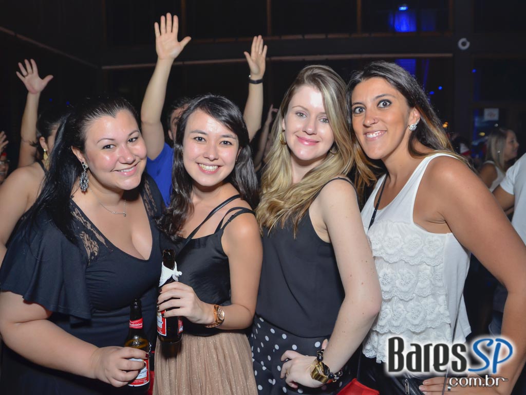 Amigos do Pagode 90 comandaram a véspera de feriado no Club A São Paulo Amigos do Pagode 90 comandaram a véspera de feriado no Club A São Paulo