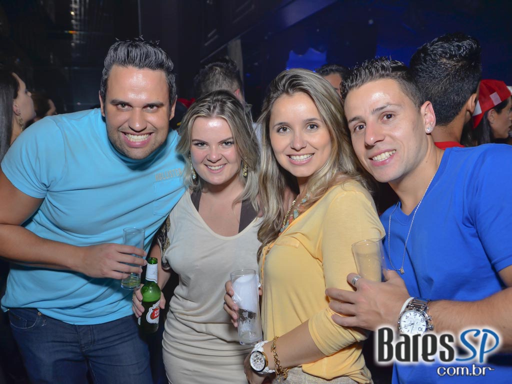 Amigos do Pagode 90 comandaram a véspera de feriado no Club A São Paulo Amigos do Pagode 90 comandaram a véspera de feriado no Club A São Paulo