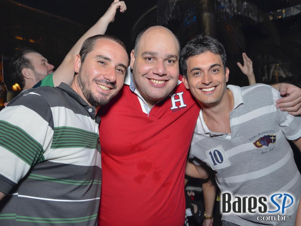 Amigos do Pagode 90 comandaram a véspera de feriado no Club A São Paulo Amigos do Pagode 90 comandaram a véspera de feriado no Club A São Paulo