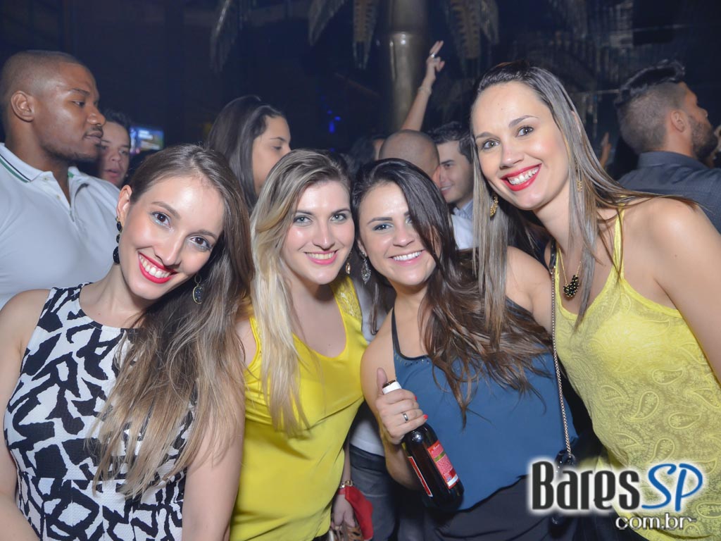 Amigos do Pagode 90 comandaram a véspera de feriado no Club A São Paulo Amigos do Pagode 90 comandaram a véspera de feriado no Club A São Paulo