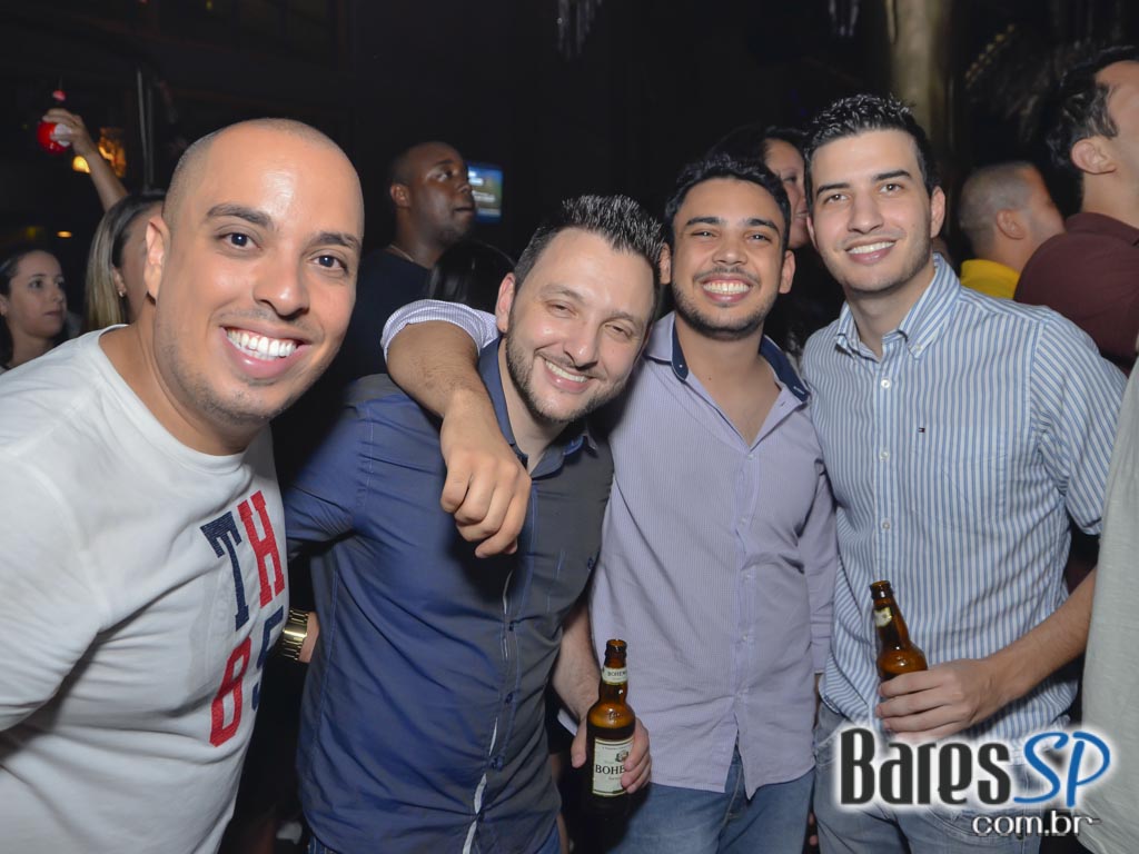 Amigos do Pagode 90 comandaram a véspera de feriado no Club A São Paulo Amigos do Pagode 90 comandaram a véspera de feriado no Club A São Paulo