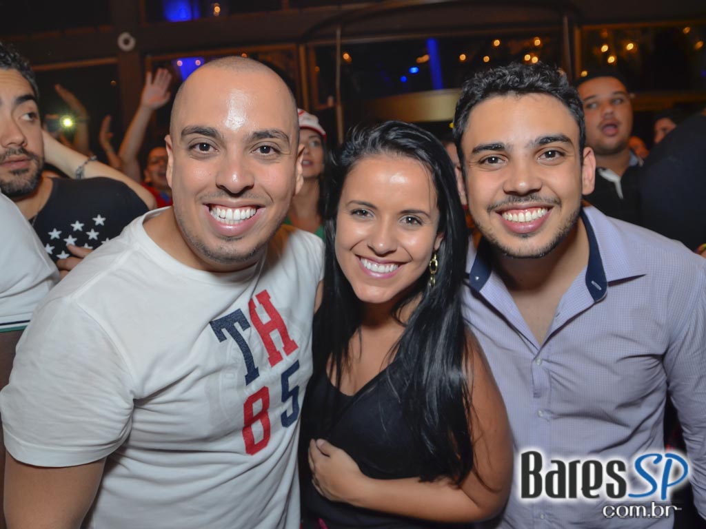 Amigos do Pagode 90 comandaram a véspera de feriado no Club A São Paulo Amigos do Pagode 90 comandaram a véspera de feriado no Club A São Paulo