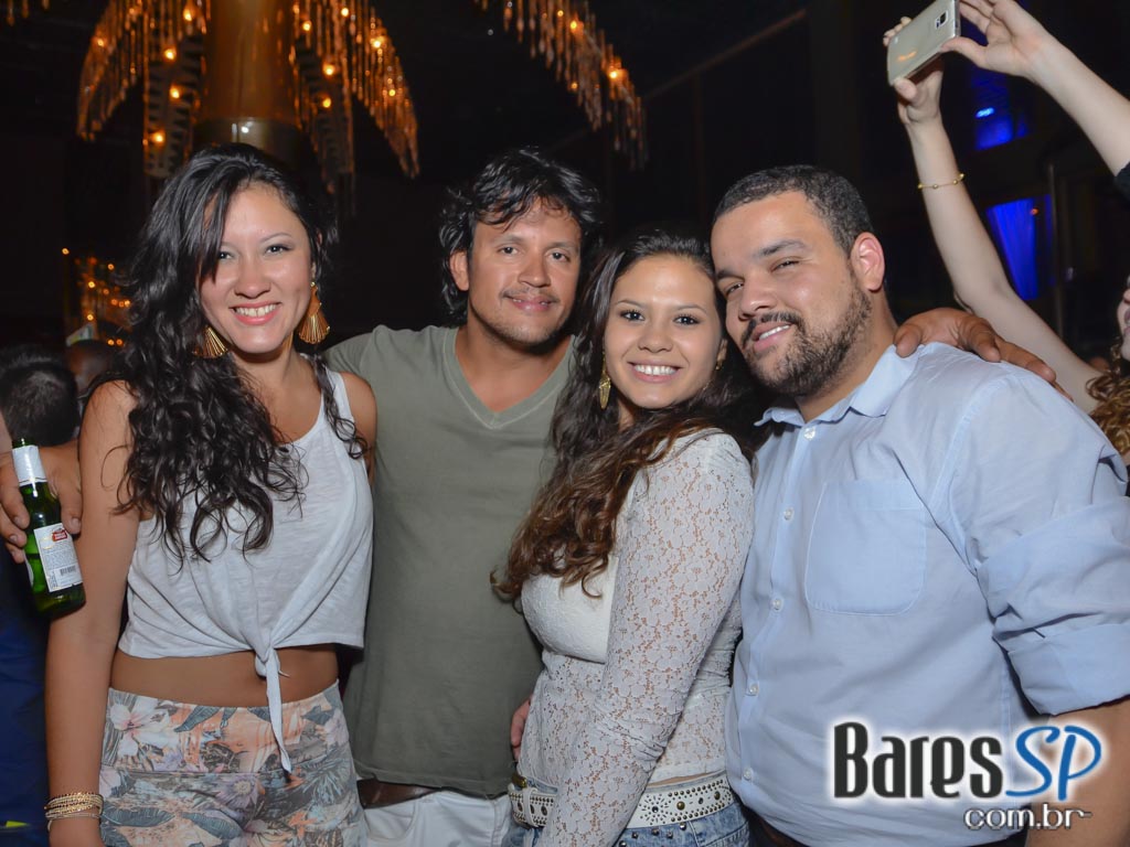 Amigos do Pagode 90 comandaram a véspera de feriado no Club A São Paulo Amigos do Pagode 90 comandaram a véspera de feriado no Club A São Paulo