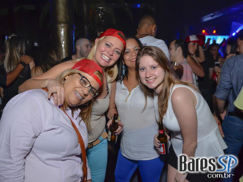 Amigos do Pagode 90 comandaram a véspera de feriado no Club A São Paulo Amigos do Pagode 90 comandaram a véspera de feriado no Club A São Paulo