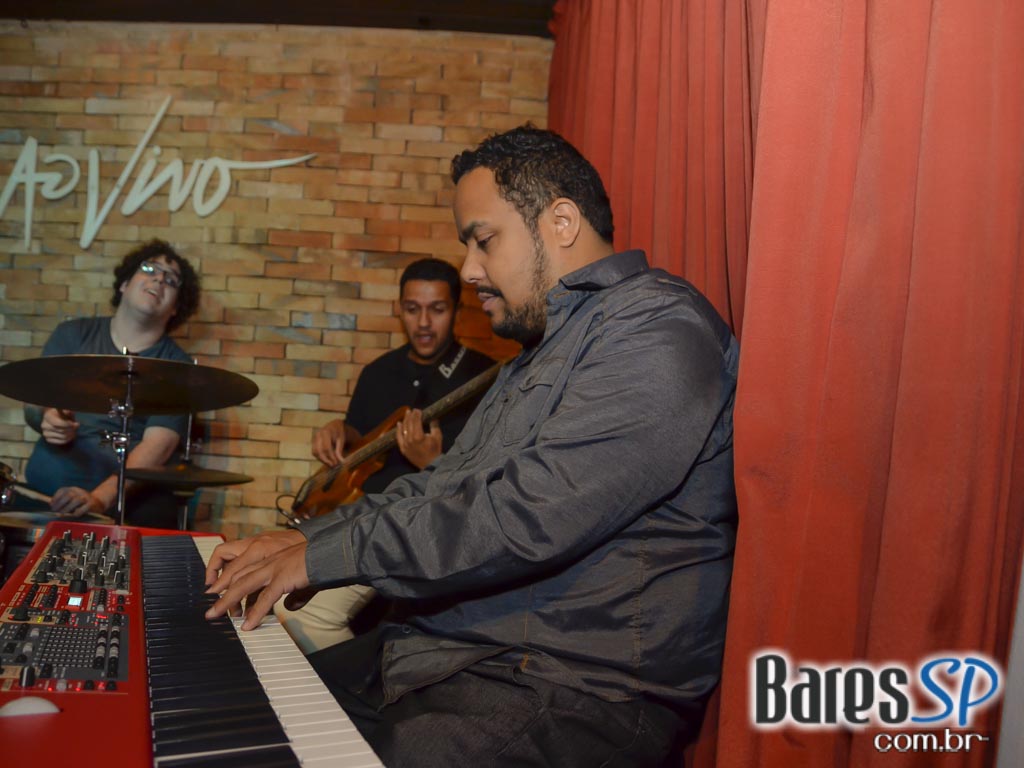 Kleber Sampaio se apresentou nesta véspera de feriado no Ao Vivo Music Kleber Sampaio se apresentou nesta véspera de feriado no Ao Vivo Music