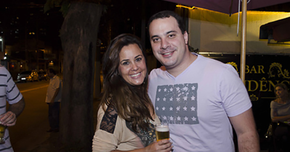 Alex Zambrana comandou a noite com muito pop rock no Providência Bar