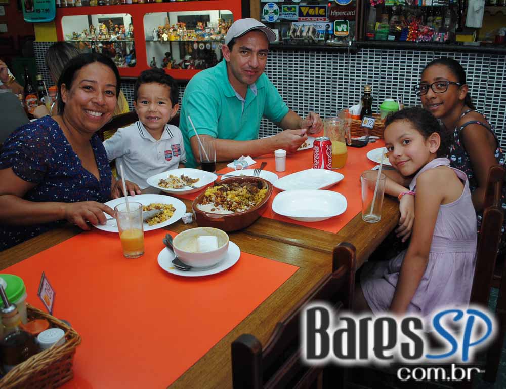 Nação Nordestina ofereceu cardápio variado e mais de 100 rótulos de cachaças - Unisal Nação Nordestina ofereceu cardápio variado e mais de 100 rótulos de cachaças - Unisal