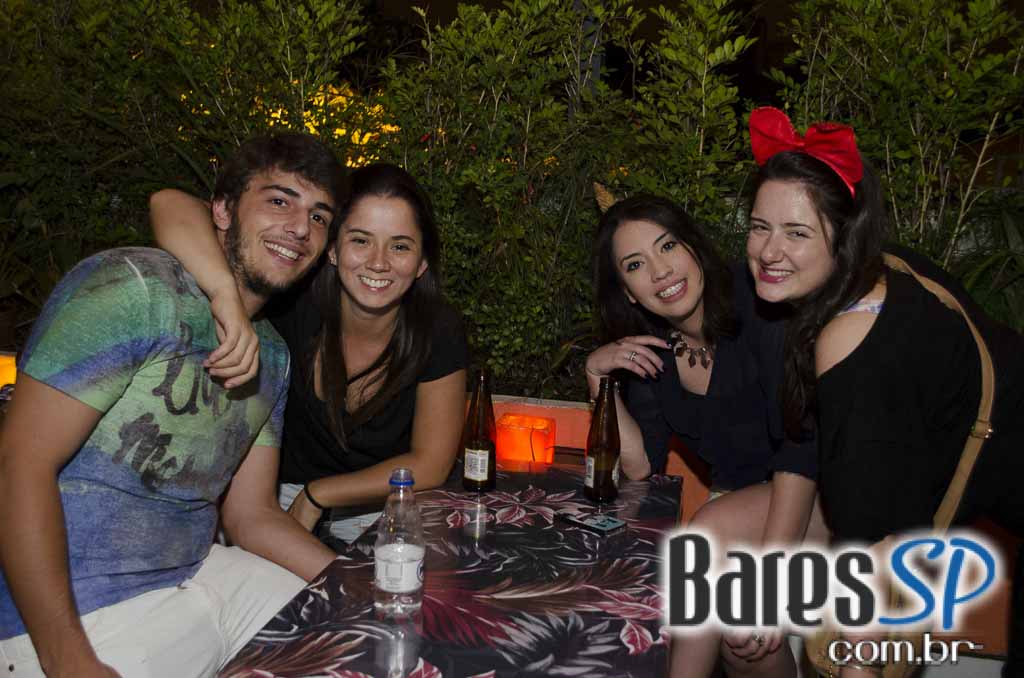 Noite da Mini Saia com DJs nas pick-ups animaram a sexta do Akbar Lounge e Disco Noite da Mini Saia com DJs nas pick-ups animaram a sexta do Akbar Lounge e Disco