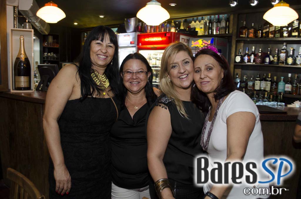 Noite da Mini Saia com DJs nas pick-ups animaram a sexta do Akbar Lounge e Disco Noite da Mini Saia com DJs nas pick-ups animaram a sexta do Akbar Lounge e Disco