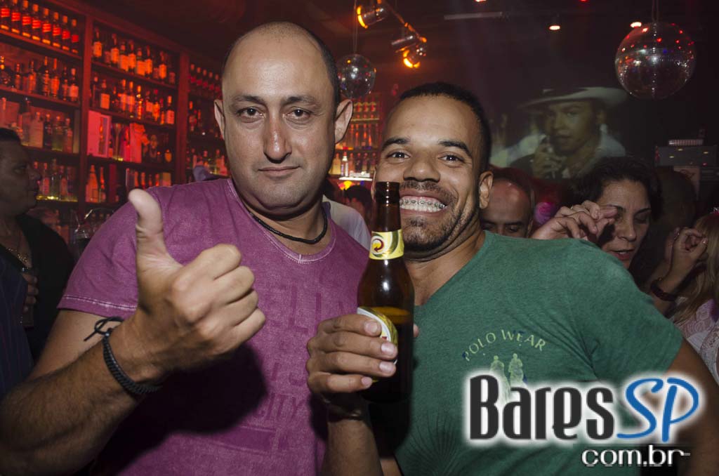 Noite da Mini Saia com DJs nas pick-ups animaram a sexta do Akbar Lounge e Disco Noite da Mini Saia com DJs nas pick-ups animaram a sexta do Akbar Lounge e Disco