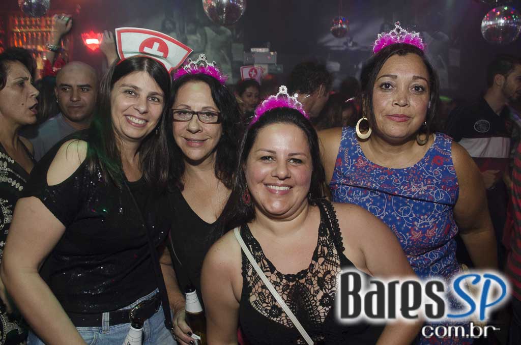 Noite da Mini Saia com DJs nas pick-ups animaram a sexta do Akbar Lounge e Disco Noite da Mini Saia com DJs nas pick-ups animaram a sexta do Akbar Lounge e Disco