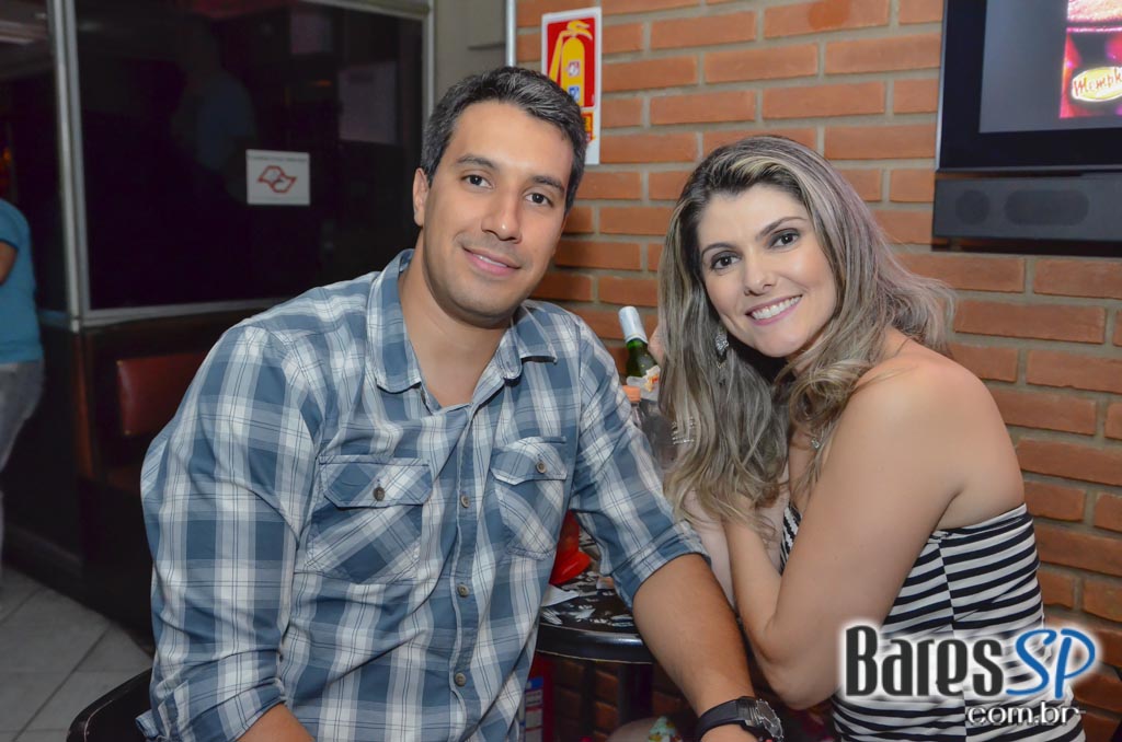 Banda Movin UP comandou a noite com muito rock no Memphis Rock Bar Banda Movin UP comandou a noite com muito rock no Memphis Rock Bar