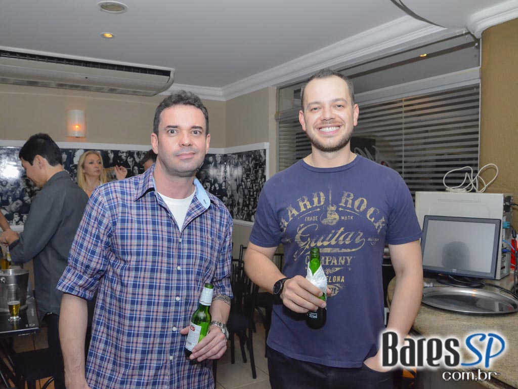 Banda Movin UP comandou a noite com muito rock no Memphis Rock Bar Banda Movin UP comandou a noite com muito rock no Memphis Rock Bar