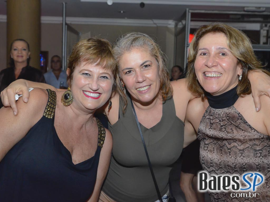 Banda Movin UP comandou a noite com muito rock no Memphis Rock Bar Banda Movin UP comandou a noite com muito rock no Memphis Rock Bar