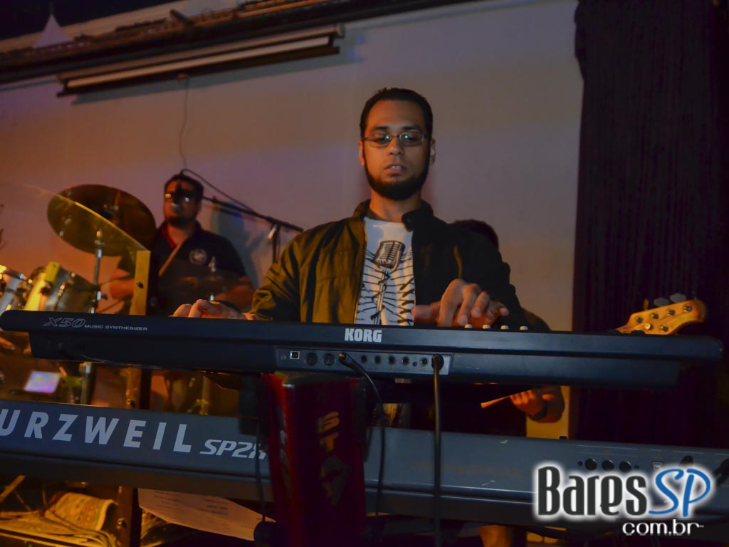 Banda Movin UP comandou a noite com muito rock no Memphis Rock Bar Banda Movin UP comandou a noite com muito rock no Memphis Rock Bar