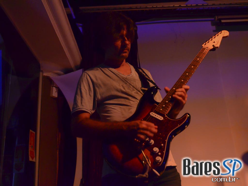 Banda Movin UP comandou a noite com muito rock no Memphis Rock Bar Banda Movin UP comandou a noite com muito rock no Memphis Rock Bar