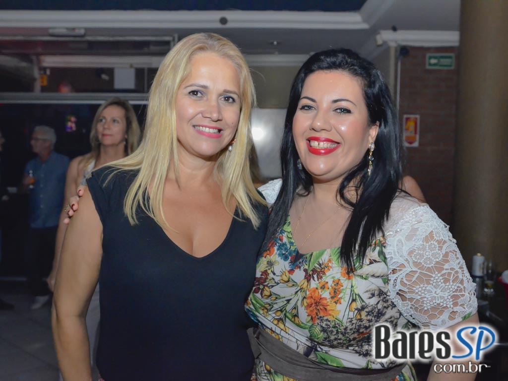 Banda Movin UP comandou a noite com muito rock no Memphis Rock Bar Banda Movin UP comandou a noite com muito rock no Memphis Rock Bar