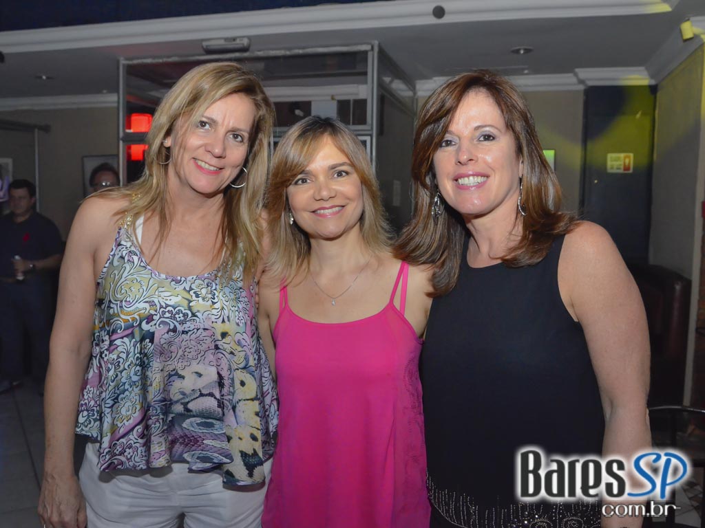 Banda Movin UP comandou a noite com muito rock no Memphis Rock Bar Banda Movin UP comandou a noite com muito rock no Memphis Rock Bar