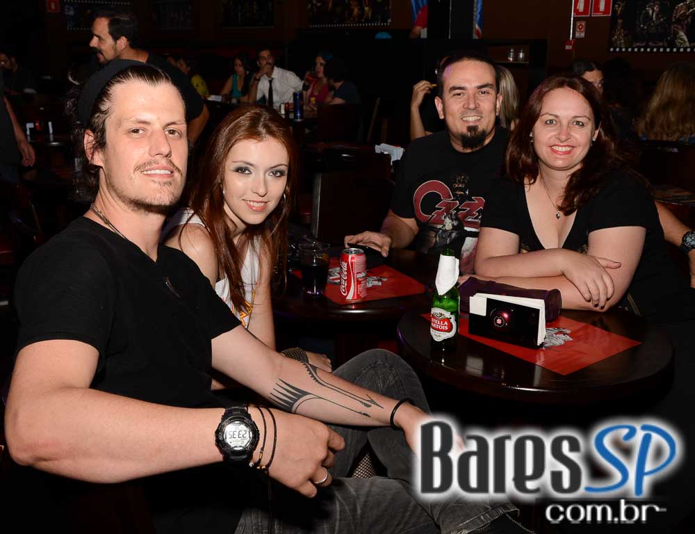 Bandas Whitesnake Cover e Rock of Ages comandaram a noite de sábado no Gillans Inn Bandas Whitesnake Cover e Rock of Ages comandaram a noite de sábado no Gillans Inn