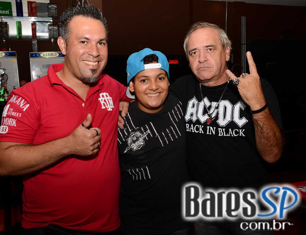 Bandas Whitesnake Cover e Rock of Ages comandaram a noite de sábado no Gillans Inn Bandas Whitesnake Cover e Rock of Ages comandaram a noite de sábado no Gillans Inn