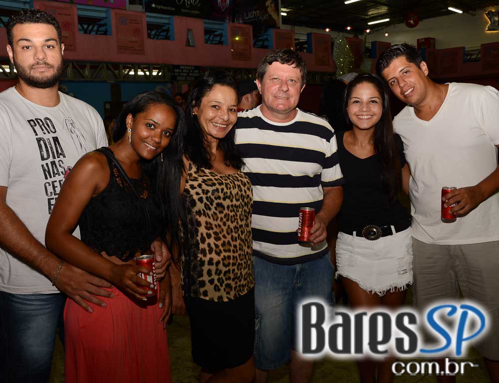 Ensaios da Escola de Samba Rosas de Ouro para o Carnaval de São Paulo 2015 Ensaios da Escola de Samba Rosas de Ouro para o Carnaval de São Paulo 2015