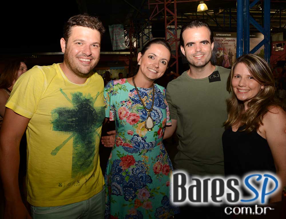 Ensaios da Escola de Samba Rosas de Ouro para o Carnaval de São Paulo 2015 Ensaios da Escola de Samba Rosas de Ouro para o Carnaval de São Paulo 2015