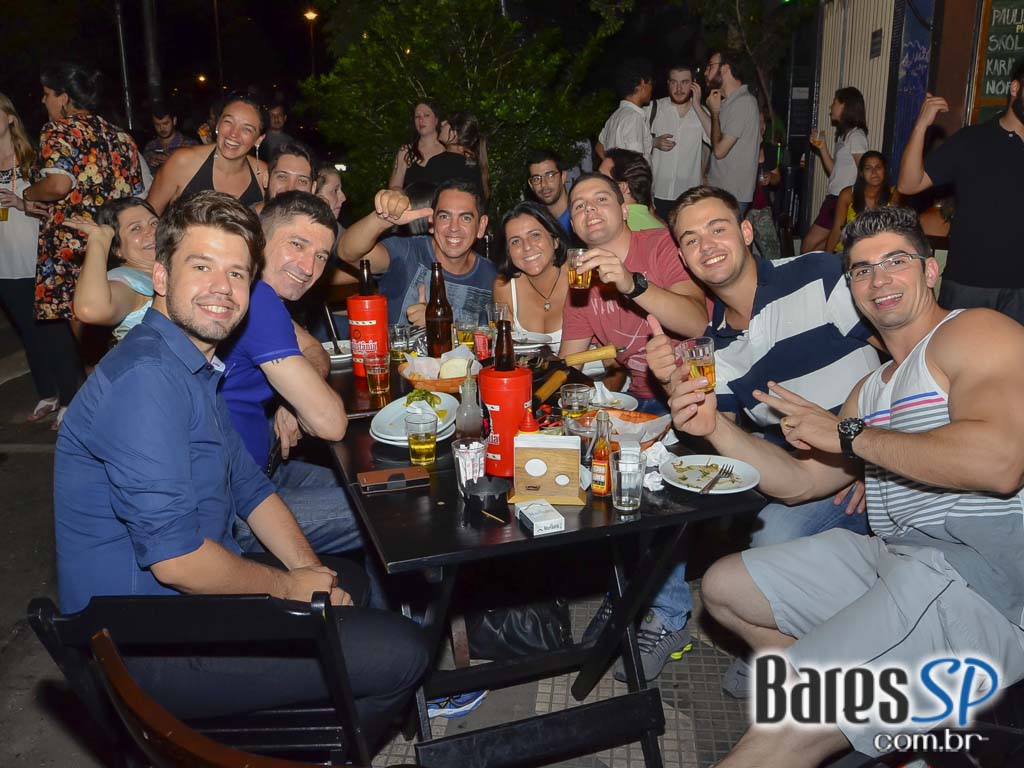 Bar Amigos do Zé ofereceu happy hour descontraído e animado nesta sexta-feira Bar Amigos do Zé ofereceu happy hour descontraído e animado nesta sexta-feira