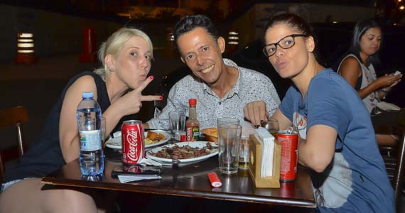 Bar Amigos do Zé ofereceu happy hour descontraído e animado nesta sexta-feira