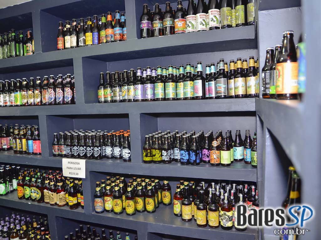 De Bruer ofereceu diversas opções de cervejas e petiscos para o happy hour De Bruer ofereceu diversas opções de cervejas e petiscos para o happy hour