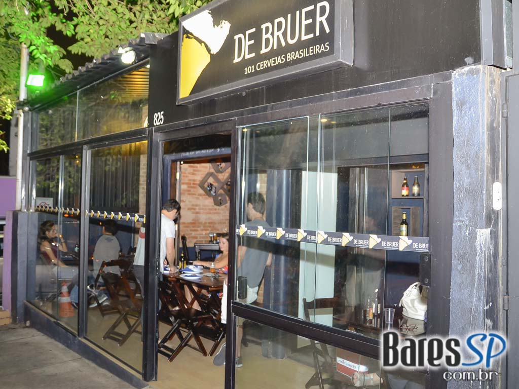 De Bruer ofereceu diversas opções de cervejas e petiscos para o happy hour De Bruer ofereceu diversas opções de cervejas e petiscos para o happy hour