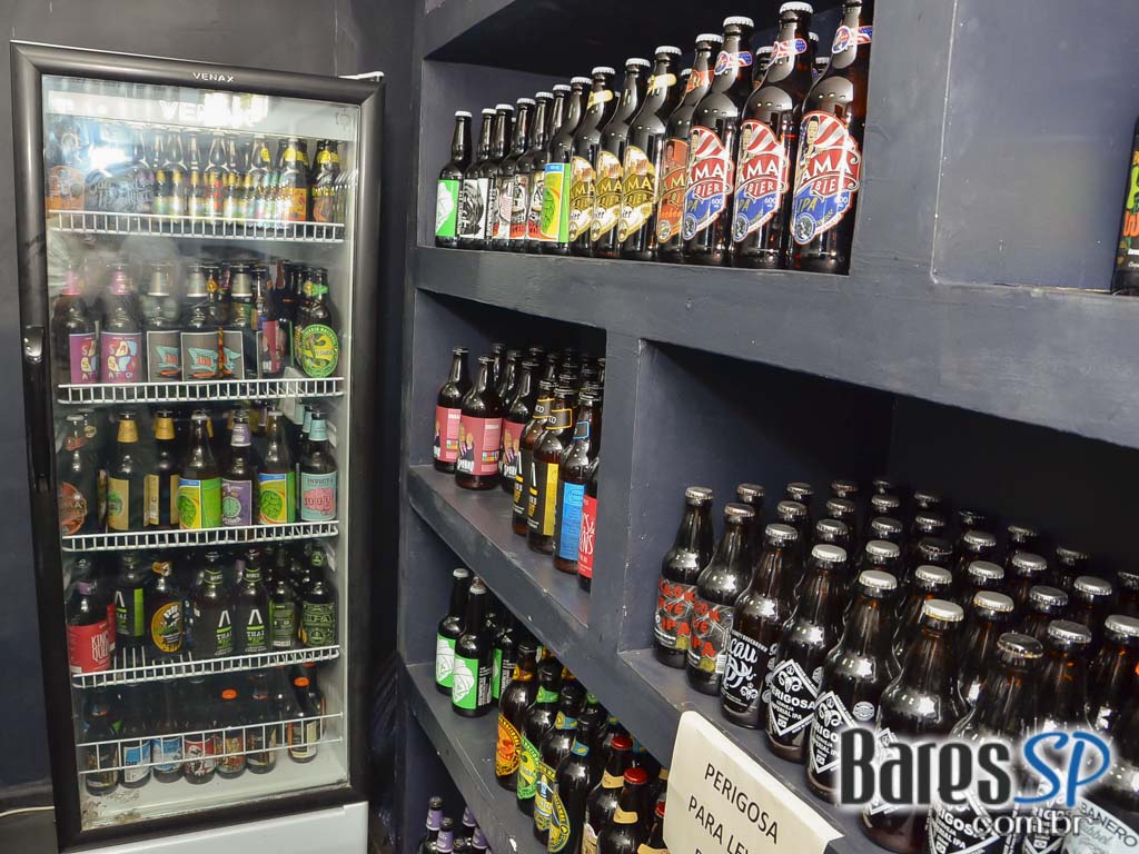 De Bruer ofereceu diversas opções de cervejas e petiscos para o happy hour De Bruer ofereceu diversas opções de cervejas e petiscos para o happy hour