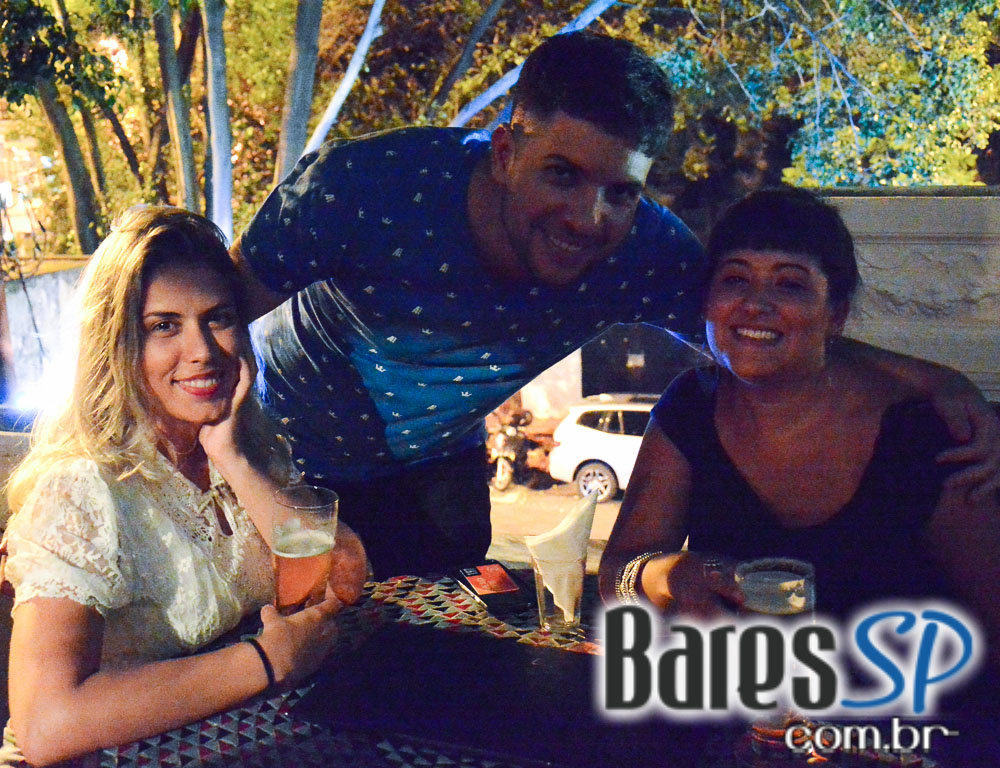 Drosophyla Bar ofereceu happy hour descontraído que animou a noite de sexta-feira Drosophyla Bar ofereceu happy hour descontraído que animou a noite de sexta-feira