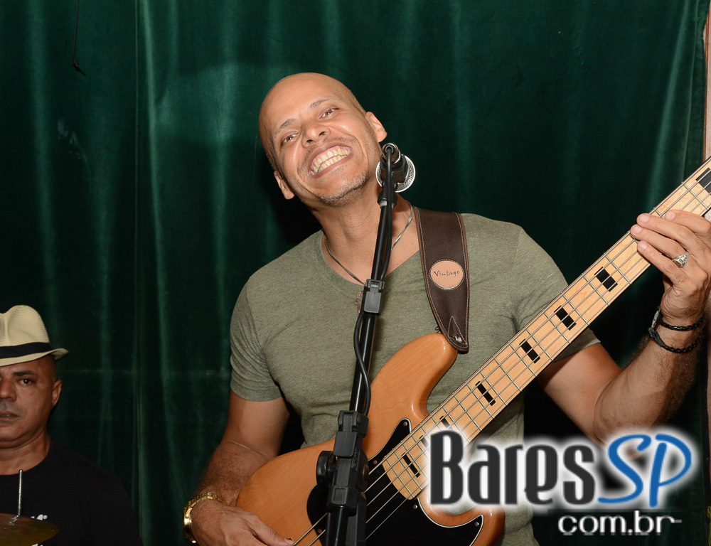 All Black embalou a noite com o melhor do pop rock nacional e internacional com a banda Remake All Black embalou a noite com o melhor do pop rock nacional e internacional com a banda Remake