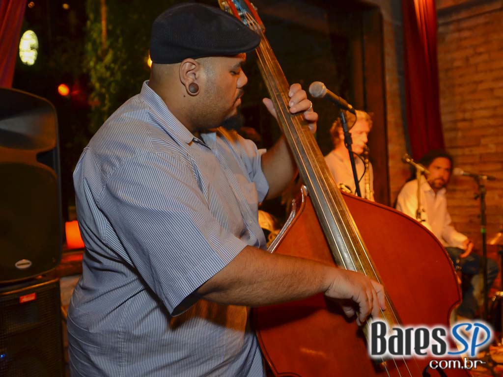 Les Serges se apresentou nesta quinta-feira no palco do Madeleine Les Serges se apresentou nesta quinta-feira no palco do Madeleine