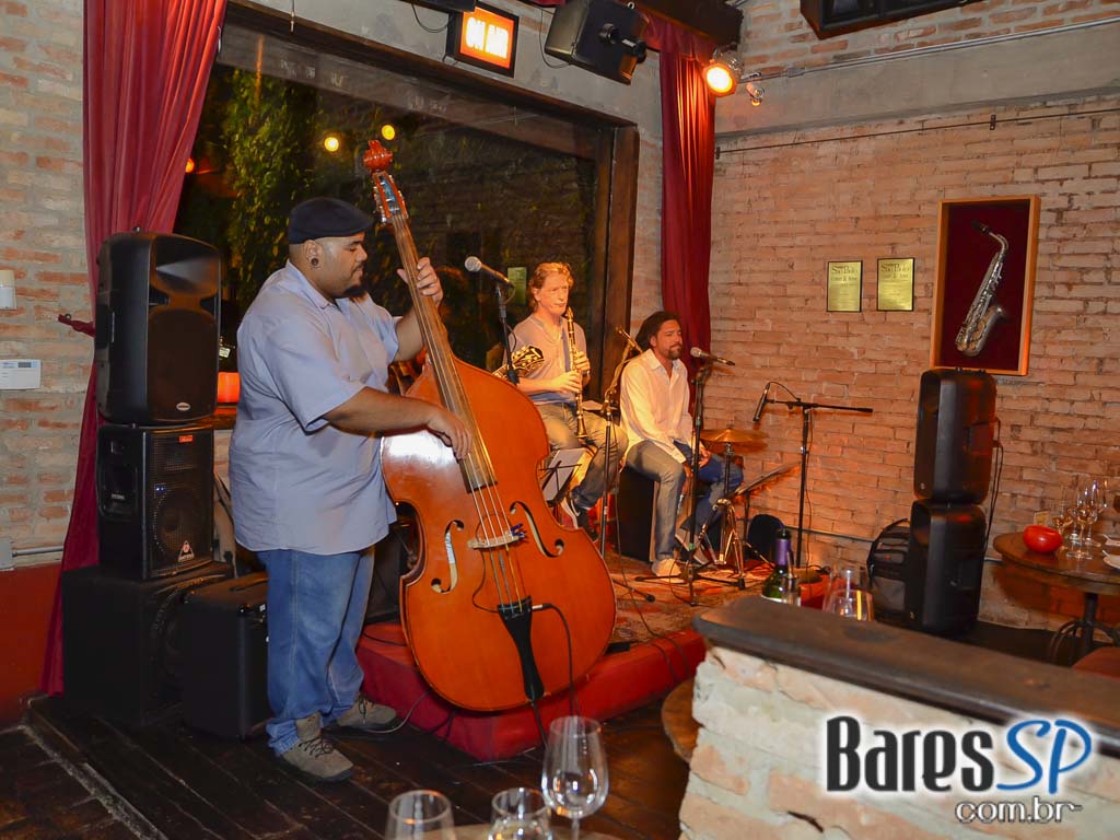 Les Serges se apresentou nesta quinta-feira no palco do Madeleine Les Serges se apresentou nesta quinta-feira no palco do Madeleine