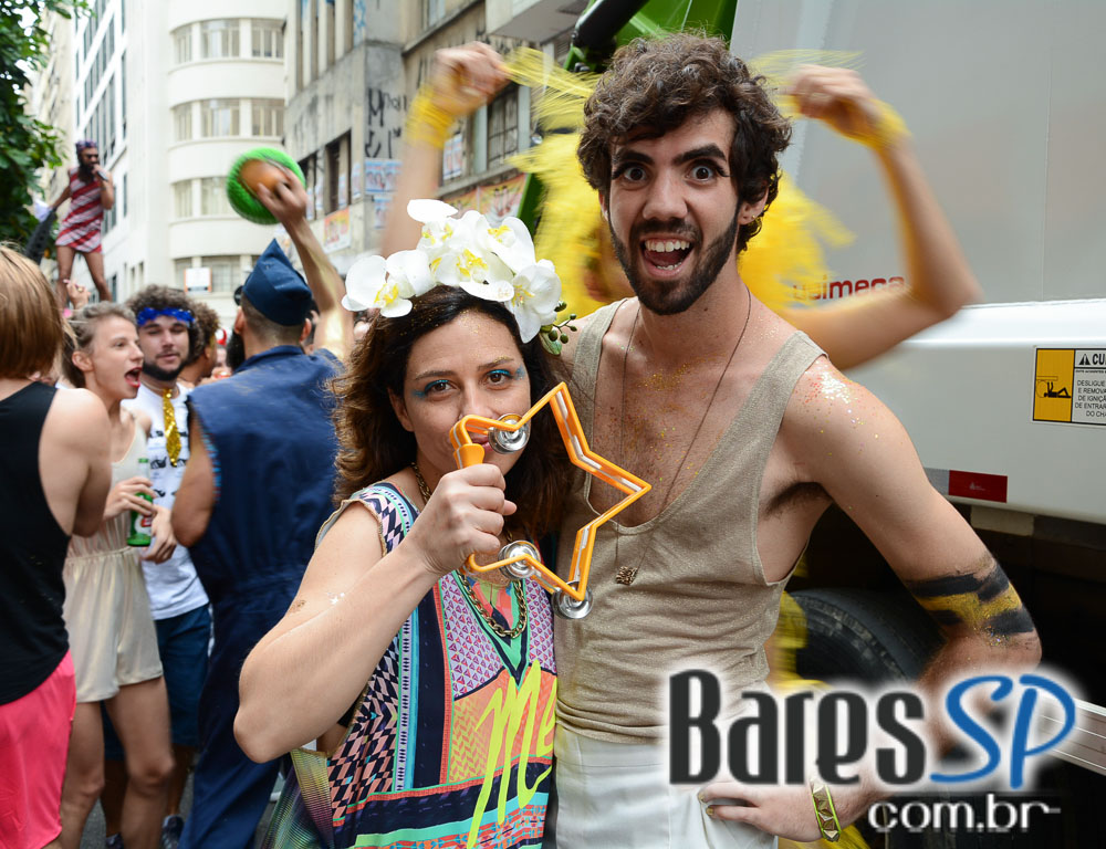 Bloco de Carnaval Unidos do Grande Mel desfilou no sábado no centro de SP