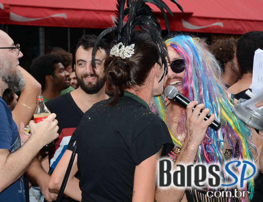 Bloco de Carnaval Unidos do Grande Mel desfilou no sábado no centro de SP