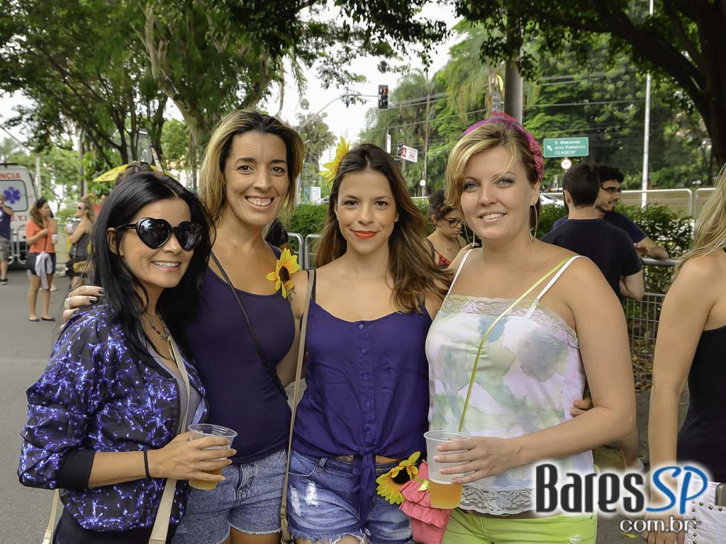 Bloco de Carnaval Fogo & Paixão embalou a tarde de sábado em frente ao bar Pirajá Bloco de Carnaval Fogo & Paixão embalou a tarde de sábado em frente ao bar Pirajá