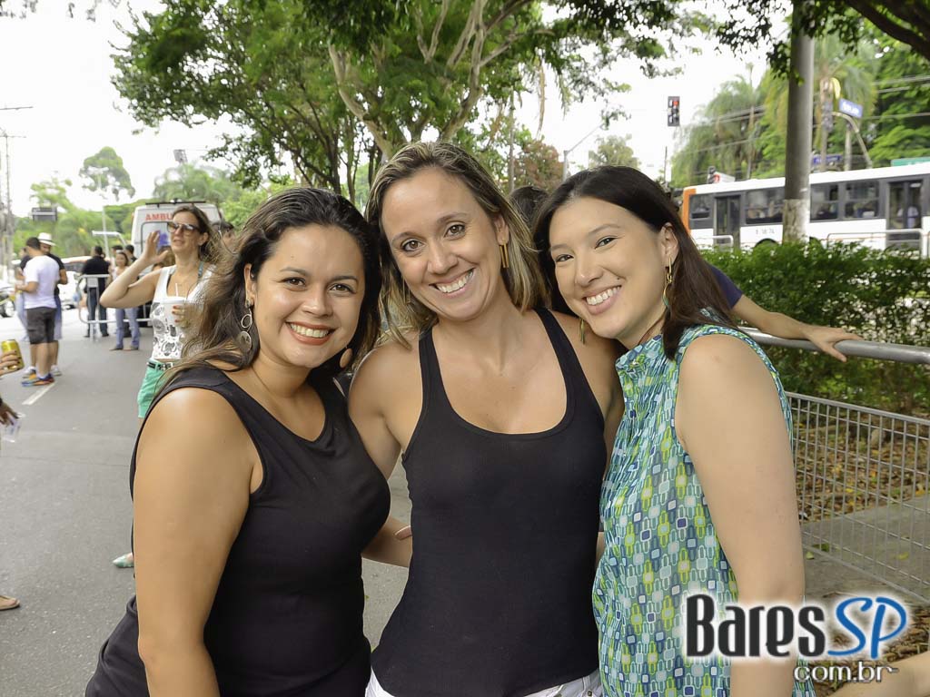 Bloco de Carnaval Fogo & Paixão embalou a tarde de sábado em frente ao bar Pirajá Bloco de Carnaval Fogo & Paixão embalou a tarde de sábado em frente ao bar Pirajá